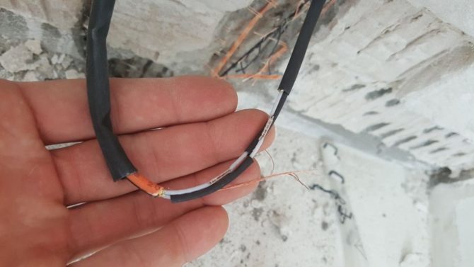 Поврежденный греющий кабель пола
